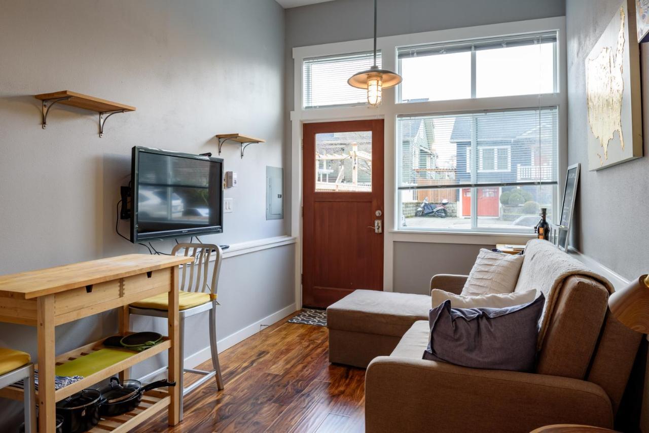 Tiny House By Kabino Mini Modern Tiny Home Heart Of Green Lake Pet Friendly Wifi Loft Up Ladder Plus Sleeper Sofa Seattle Buitenkant foto