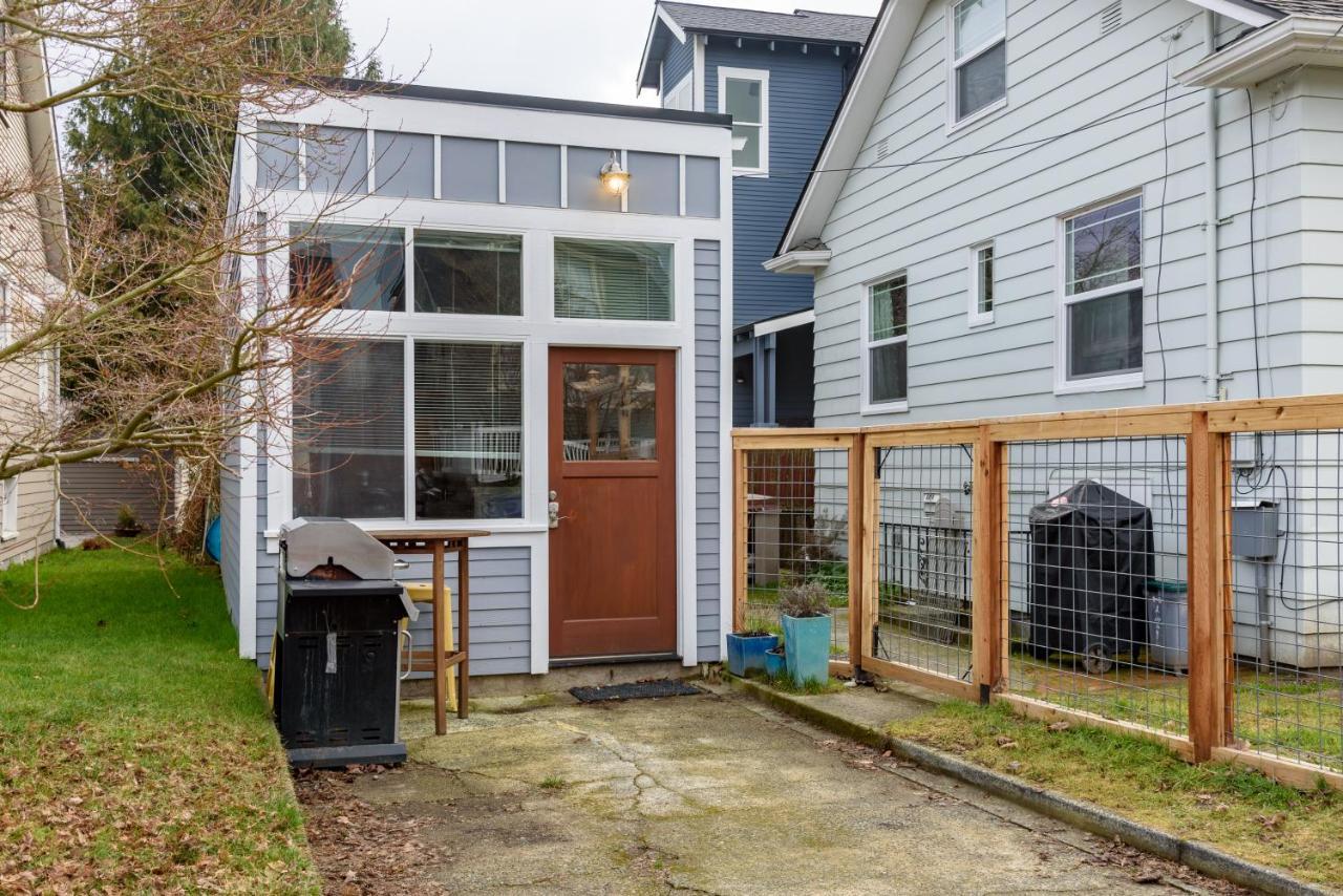 Tiny House By Kabino Mini Modern Tiny Home Heart Of Green Lake Pet Friendly Wifi Loft Up Ladder Plus Sleeper Sofa Seattle Buitenkant foto