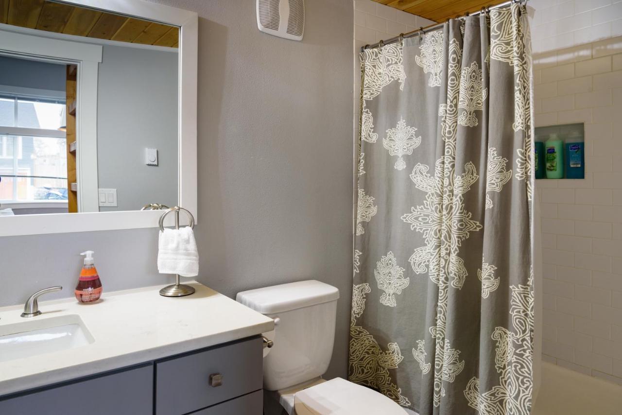 Tiny House By Kabino Mini Modern Tiny Home Heart Of Green Lake Pet Friendly Wifi Loft Up Ladder Plus Sleeper Sofa Seattle Buitenkant foto