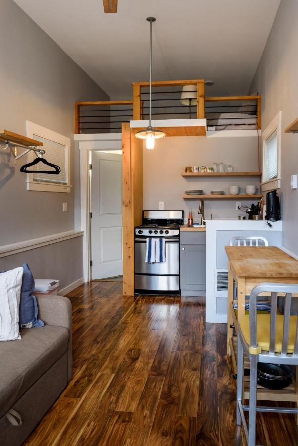 Tiny House By Kabino Mini Modern Tiny Home Heart Of Green Lake Pet Friendly Wifi Loft Up Ladder Plus Sleeper Sofa Seattle Buitenkant foto