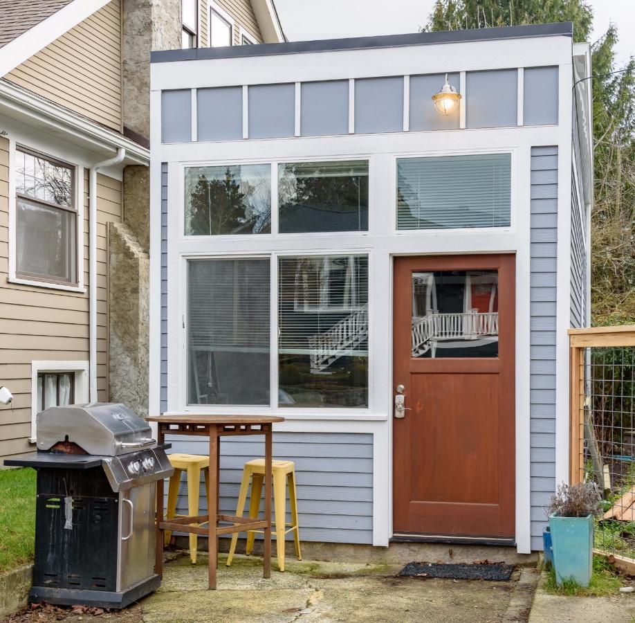 Tiny House By Kabino Mini Modern Tiny Home Heart Of Green Lake Pet Friendly Wifi Loft Up Ladder Plus Sleeper Sofa Seattle Buitenkant foto